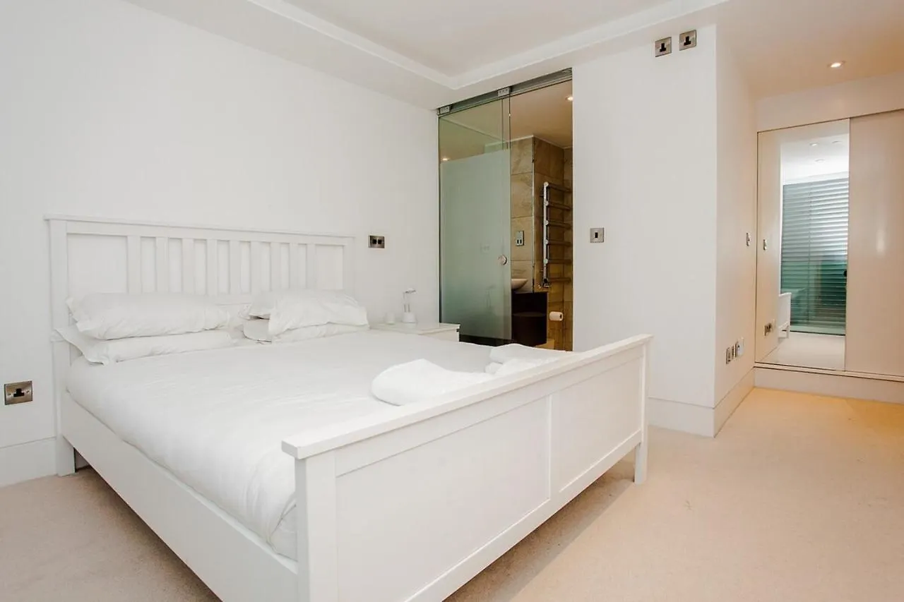Beautiful Newly Renovated 2 Bed Apartment In Bank London