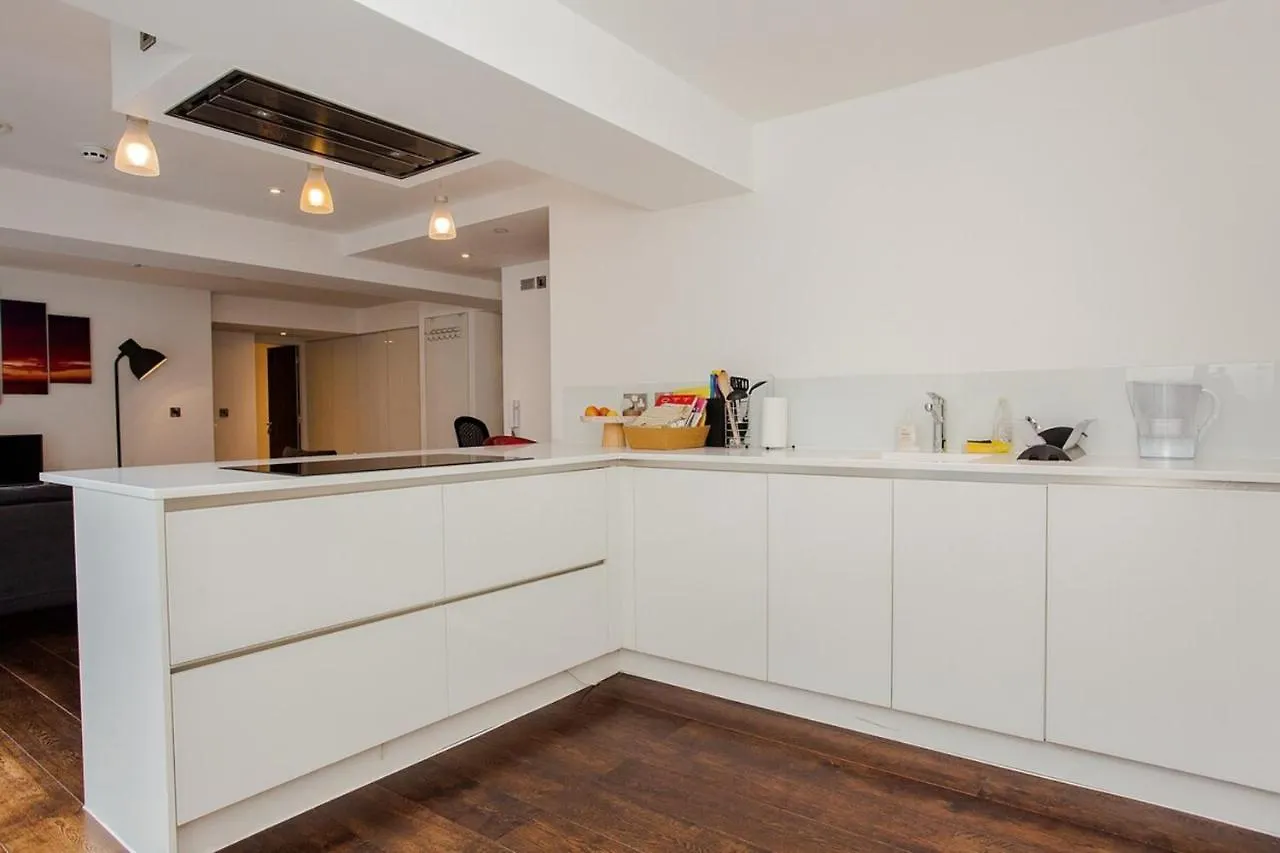 Beautiful Newly Renovated 2 Bed Apartment In Bank London